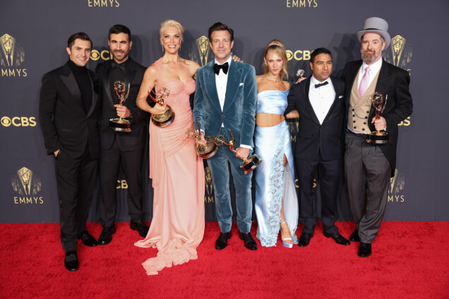 Ted Lasso-gänget på röda mattan: Phil Dunster, Brett Goldstein, Hannah Waddingham, Jason Sudeikis, Juno Temple, Nick Mohammed, och Brendan Hunt. Ted Lasso-gänget på röda mattan: Phil Dunster, Brett Goldstein, Hannah Waddingham, Jason Sudeikis, Juno Temple, Nick Mohammed, och Brendan Hunt.
