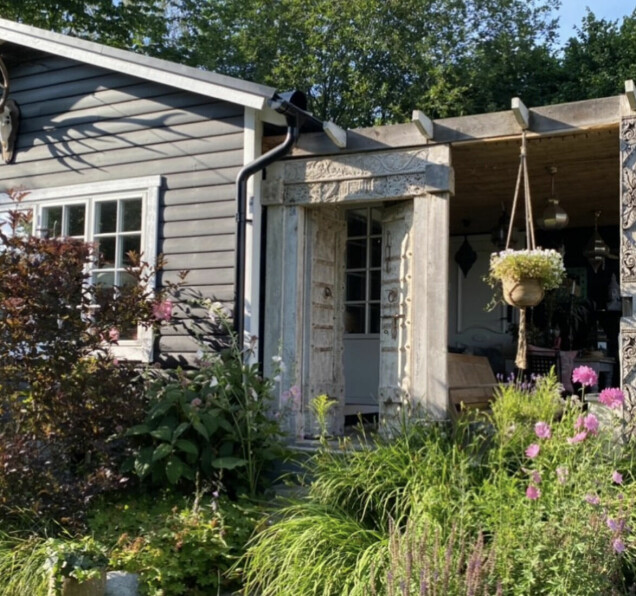 Murrigt med massa grönt och blomster. Murrigt med massa grönt och blomster.