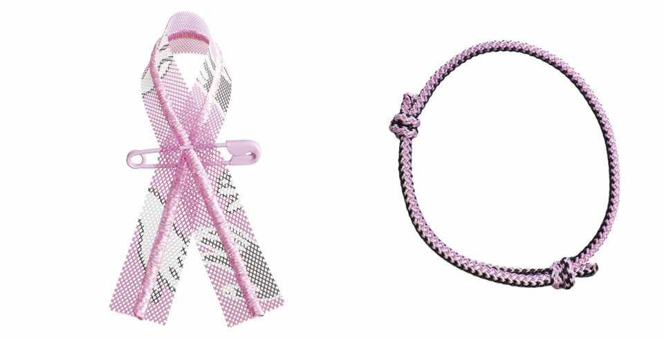 Rosa bandet 2021 är tillverkat i tyll och har ett tryck med händer. Armbandet går i rosa och svart. Rosa bandet 2021 är tillverkat i tyll och har ett tryck med händer. Armbandet går i rosa och svart.