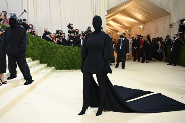 Kim Kardashian sparade tid på hår och makeup och dök upp på galan iklädd svart från topp till tå. Kim Kardashian sparade tid på hår och makeup och dök upp på galan iklädd svart från topp till tå.