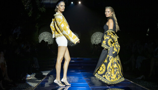 Amber Valletta och Kate Moss för den Kim Jones-designade Versace-kollektionen. Amber Valletta och Kate Moss för den Kim Jones-designade Versace-kollektionen.