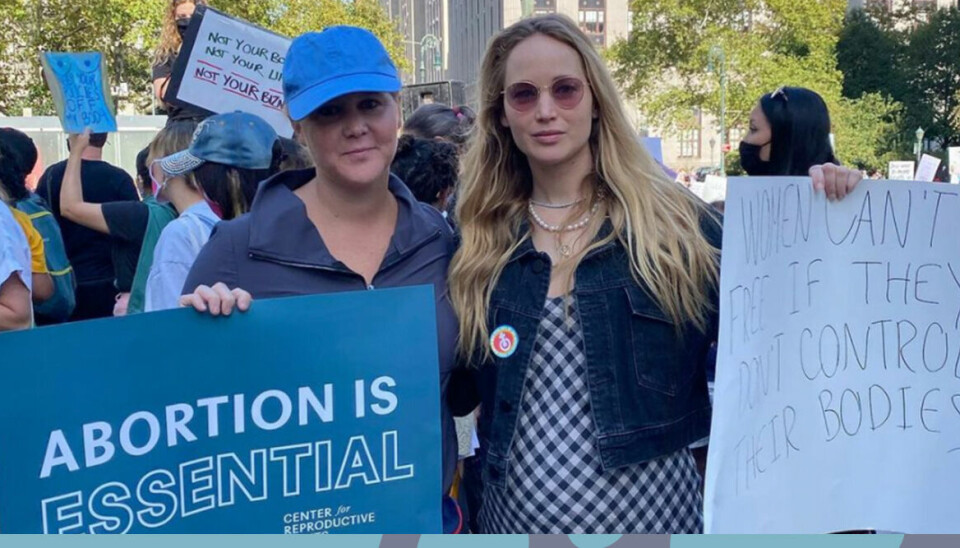 Här protesterar Jennifer Lawrence och Amy Schumer mot abortlagen