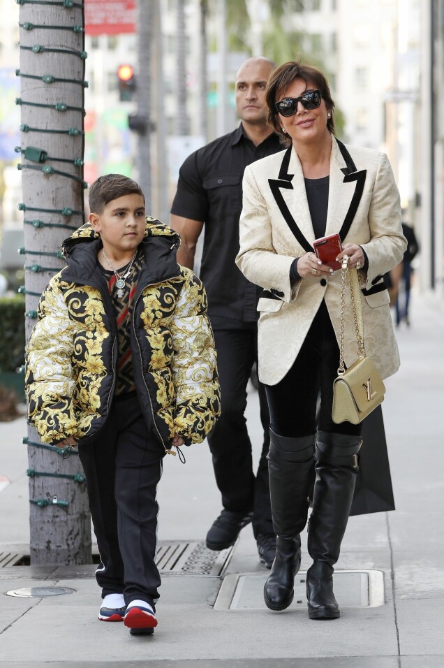 Kris och barnbarnet Mason Dash Disick på shoppingtur. Kris och barnbarnet Mason Dash Disick på shoppingtur.