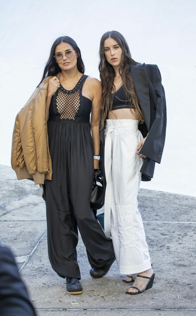 Demi Moore och dottern Scout jobbar långa längder under Paris Fashion Week! Demi Moore och dottern Scout jobbar långa längder under Paris Fashion Week!