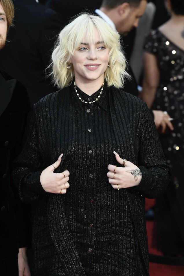 Billie Eilish tatuering på handen syntes på röda mattan, men hur långt upp på handleden sträcker den sig? Det vet vi inte ännu. Billie Eilish tatuering på handen syntes på röda mattan, men hur långt upp på handleden sträcker den sig? Det vet vi inte ännu.