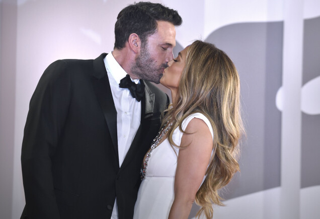 Kyssen! Ben Affleck och Jennifer Lopez annonserade sin återförening under filmfestivalen i Venedig. Kyssen! Ben Affleck och Jennifer Lopez annonserade sin återförening under filmfestivalen i Venedig.