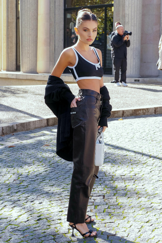 Thylane Blondeau poserar vant framför kamerorna innan Miu Mius visning. Thylane Blondeau poserar vant framför kamerorna innan Miu Mius visning.