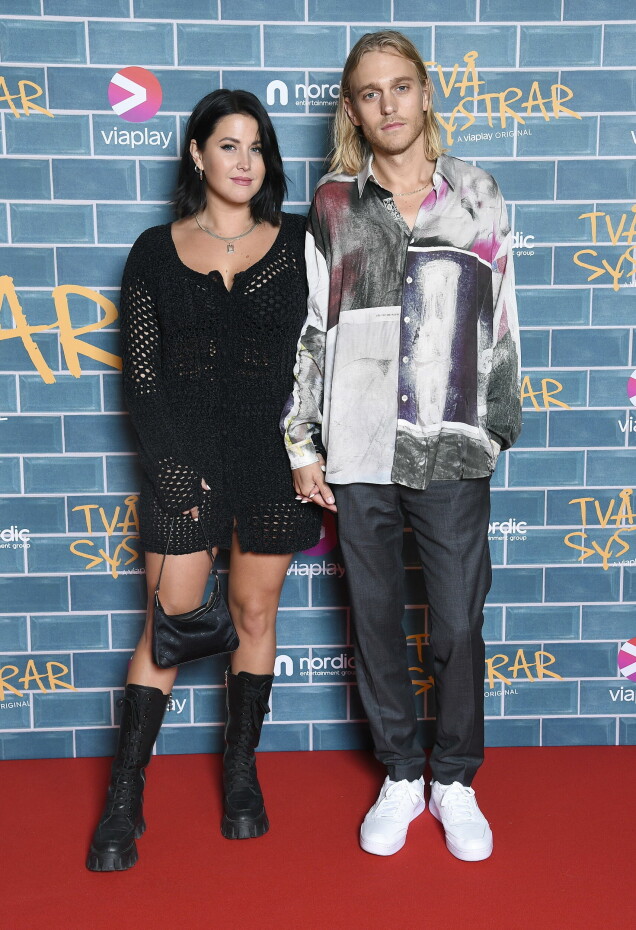 I september förra året berättade Molly Sandén i Morgonpasset i P3 att hon gått och skaffat sig en ny partner, efter det uppmärksammade uppbrottet från Danny Saucedo. Men att Molly Sandén gått och blivit kär i bandkollegan David Larson hade många följare och fans förstått sedan långt innan. I september förra året berättade Molly Sandén i Morgonpasset i P3 att hon gått och skaffat sig en ny partner, efter det uppmärksammade uppbrottet från Danny Saucedo. Men att Molly Sandén gått och blivit kär i bandkollegan David Larson hade många följare och fans förstått sedan långt innan.