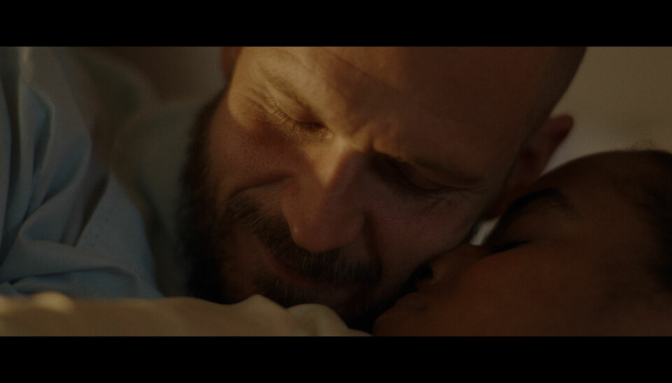 Gustaf Skarsgård och Seinabo Sey i den kommande musikvideon till I'm Just Mad (Bitch). Gustaf Skarsgård och Seinabo Sey i den kommande musikvideon till I'm Just Mad (Bitch).