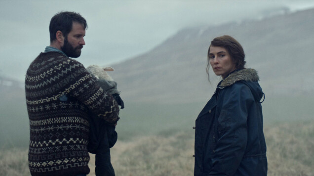Noomi Rapace och Hilmir Snær Gudnason i filmen Lamb. Noomi Rapace och Hilmir Snær Gudnason i filmen Lamb.