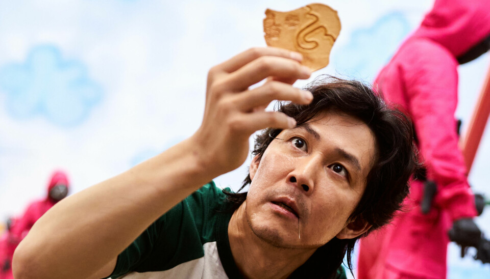 Regissören Hwang Dong-hyuk har själv uttalat sig om att han inte har någon andra säsong på gång (just nu) gällande Squid game. Han började med manus redan 2008 och har sagt att det långa arbetet med serien var en uttröttande process. Han stänger dock inga dörrar! Regissören Hwang Dong-hyuk har själv uttalat sig om att han inte har någon andra säsong på gång (just nu) gällande Squid game. Han började med manus redan 2008 och har sagt att det långa arbetet med serien var en uttröttande process. Han stänger dock inga dörrar!