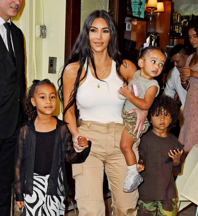Kim Kardashian med barnen North, Chicago och Saint. Kim Kardashian med barnen North, Chicago och Saint.