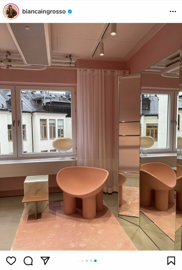 Det här rummet som går i rosa toner är ett dressing room, förklarar Bianca Ingrosso på sin Instagram story när hon sveper igenom kontoret. Det här rummet som går i rosa toner är ett dressing room, förklarar Bianca Ingrosso på sin Instagram story när hon sveper igenom kontoret.