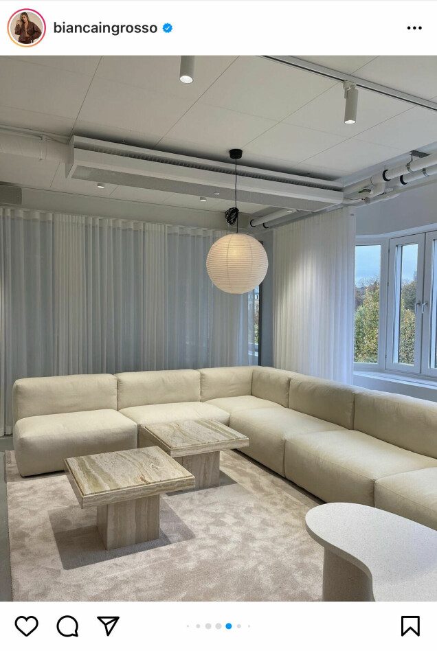 Här har vi då loungedelen, förklarar Bianca. Här har vi då loungedelen, förklarar Bianca.