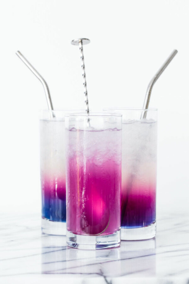 Så här enkelt gör du en magisk drink som ändrar färg