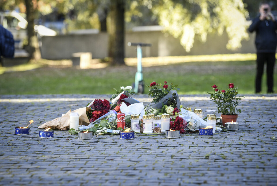 Fans och sörjande har lämnat blommor och tänt ljus på platsen där Einár hittades död. Fans och sörjande har lämnat blommor och tänt ljus på platsen där Einár hittades död.