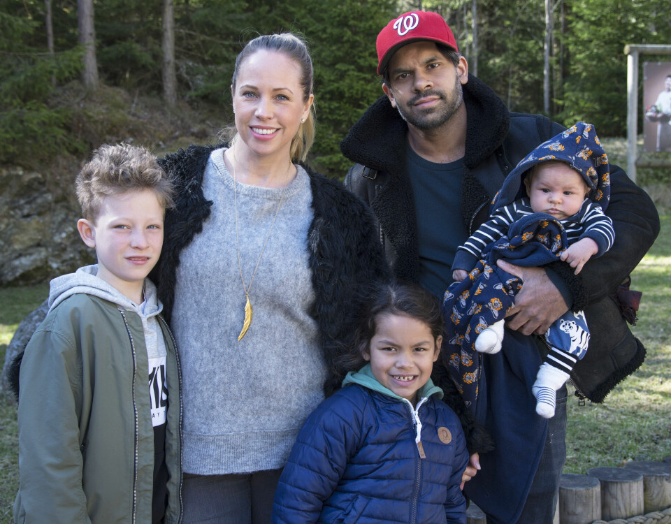Malin Gramer med sin kärlek Carl Falk, och familjens tre barn; hennes Charlie, deras Leo och Emma, som Carl fick i en tidigare relation. Malin Gramer med sin kärlek Carl Falk, och familjens tre barn; hennes Charlie, deras Leo och Emma, som Carl fick i en tidigare relation.