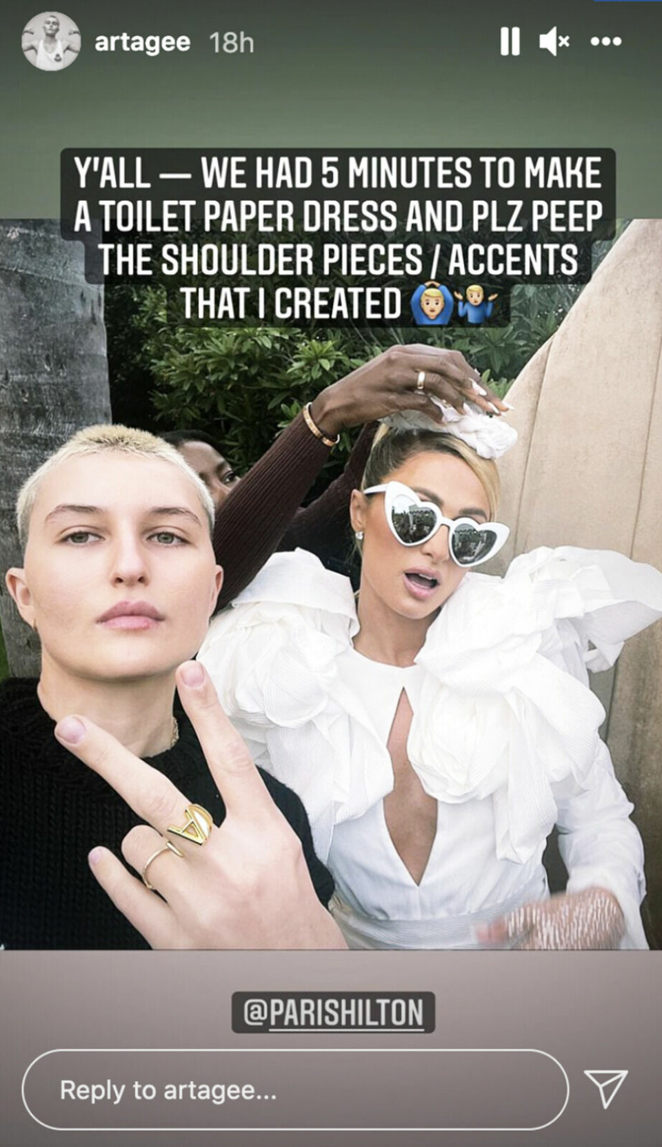 Paris Hilton poserar i en klänning med toapapper. För designen står vännen Arta Gee. Paris Hilton poserar i en klänning med toapapper. För designen står vännen Arta Gee.