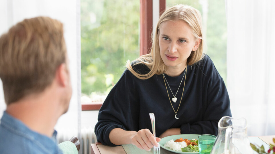 Vera Vitali i rollen som Lisa i Bonusfamiljen, med Jerka Johansson i rollen som Patrik mittemot. Vera Vitali i rollen som Lisa i Bonusfamiljen, med Jerka Johansson i rollen som Patrik mittemot.