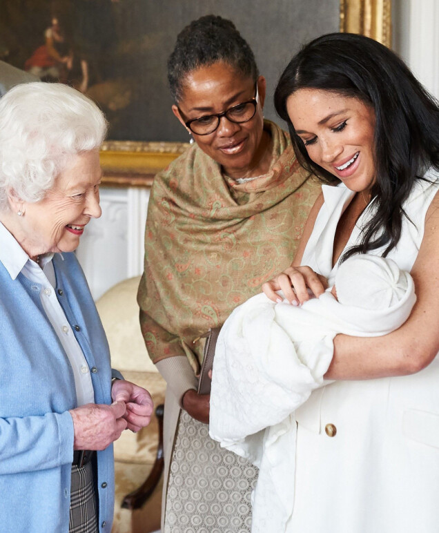 Drottning Elizabeth II och Meghan Markles mamma Doria Ragland hälsar på nyfödde Archie. Drottning Elizabeth II och Meghan Markles mamma Doria Ragland hälsar på nyfödde Archie.