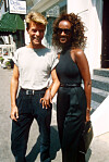 Iman och Bowie coola som aldrig förr – här i samma veva som de annonserade sin förlovning 1991, i London England.