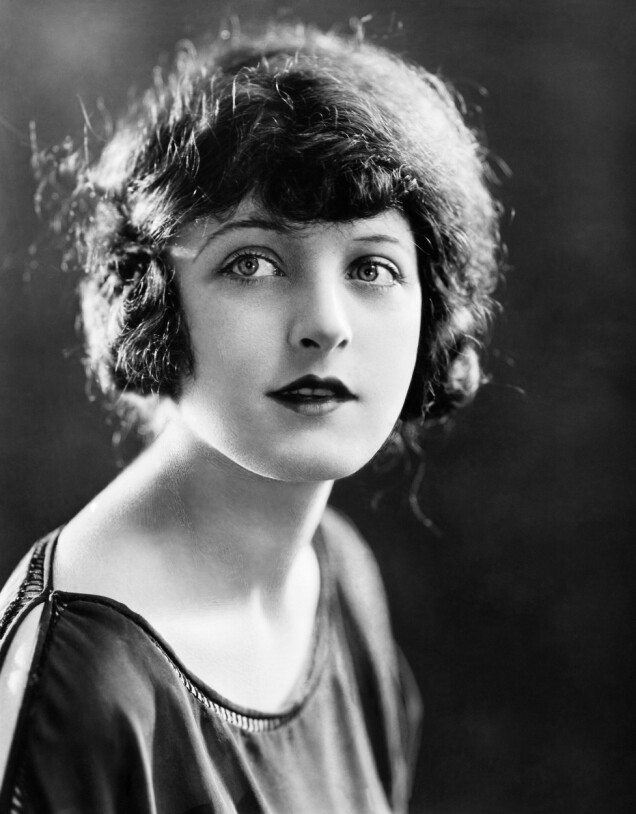 Martha Mansfield under inspelningen av Queen of the Moulin Rouge. Martha Mansfield under inspelningen av Queen of the Moulin Rouge.