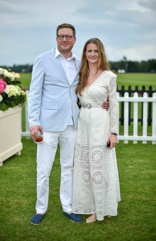 Storasyster Chloe Delevingne med maken Edward Grand. Storasyster Chloe Delevingne med maken Edward Grand.