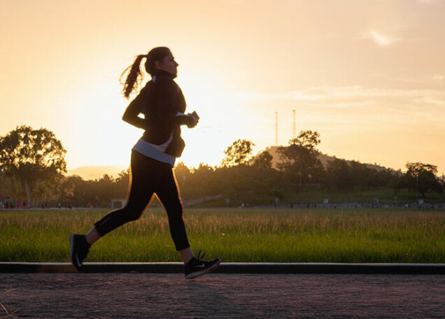 Löpning är en av de träningsformer som kan lindra mensvärk. Löpning är en av de träningsformer som kan lindra mensvärk.