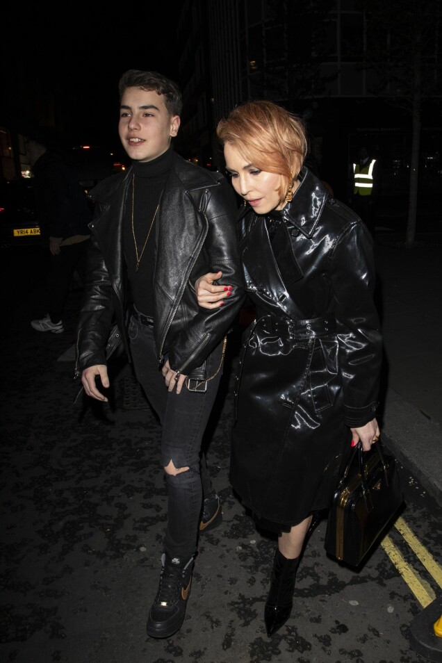 Mor och son är även varandras kopior både i vad gäller klädsmak och look. Här är ekipaget på väg på gala i London. Mor och son är även varandras kopior både i vad gäller klädsmak och look. Här är ekipaget på väg på gala i London.