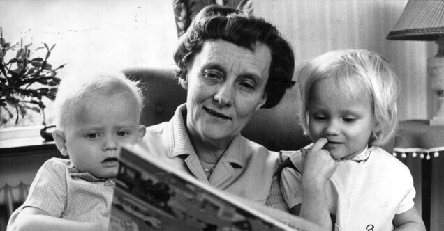 ARKIV 1966. Astrid Lindgren läser för barnbarnen Annika och Anders. Foto: Ove Wallin. ARKIV 1966. Astrid Lindgren läser för barnbarnen Annika och Anders. Foto: Ove Wallin.
