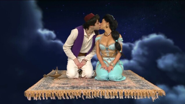 Pete Davidson och Kim Kardashian kysser varandra i SNL. Pete Davidson och Kim Kardashian kysser varandra i SNL.