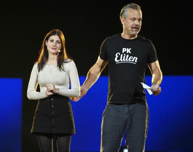 Henrik Schyffert och Nour El Refai håller hov under Hela Sverige skramlar 2015 – en konsert till förmån för människor på flykt. Henrik Schyffert och Nour El Refai håller hov under Hela Sverige skramlar 2015 – en konsert till förmån för människor på flykt.
