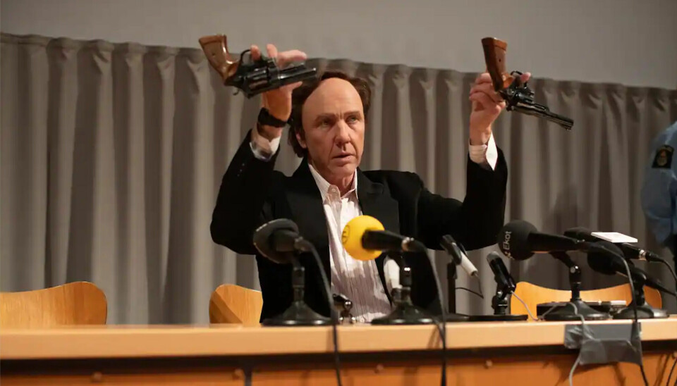 Mikael Persbrandt som Holmér i serien. Mikael Persbrandt som Holmér i serien.