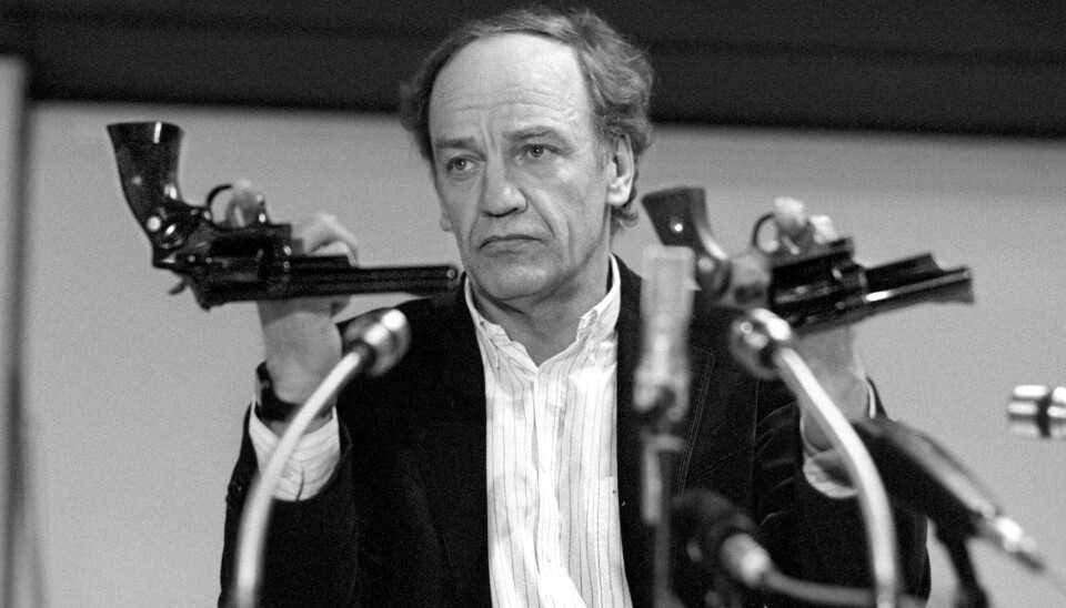 Hans Holmér håller upp två revolvrar av en typ som man misstänker överensstämmer med mordvapnet under en presskonferens 1986. Hans Holmér håller upp två revolvrar av en typ som man misstänker överensstämmer med mordvapnet under en presskonferens 1986.