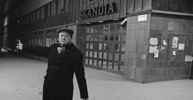 Skandiamannen pekar ut åt vilket håll mördaren sprang. Skandiamannen pekar ut åt vilket håll mördaren sprang.