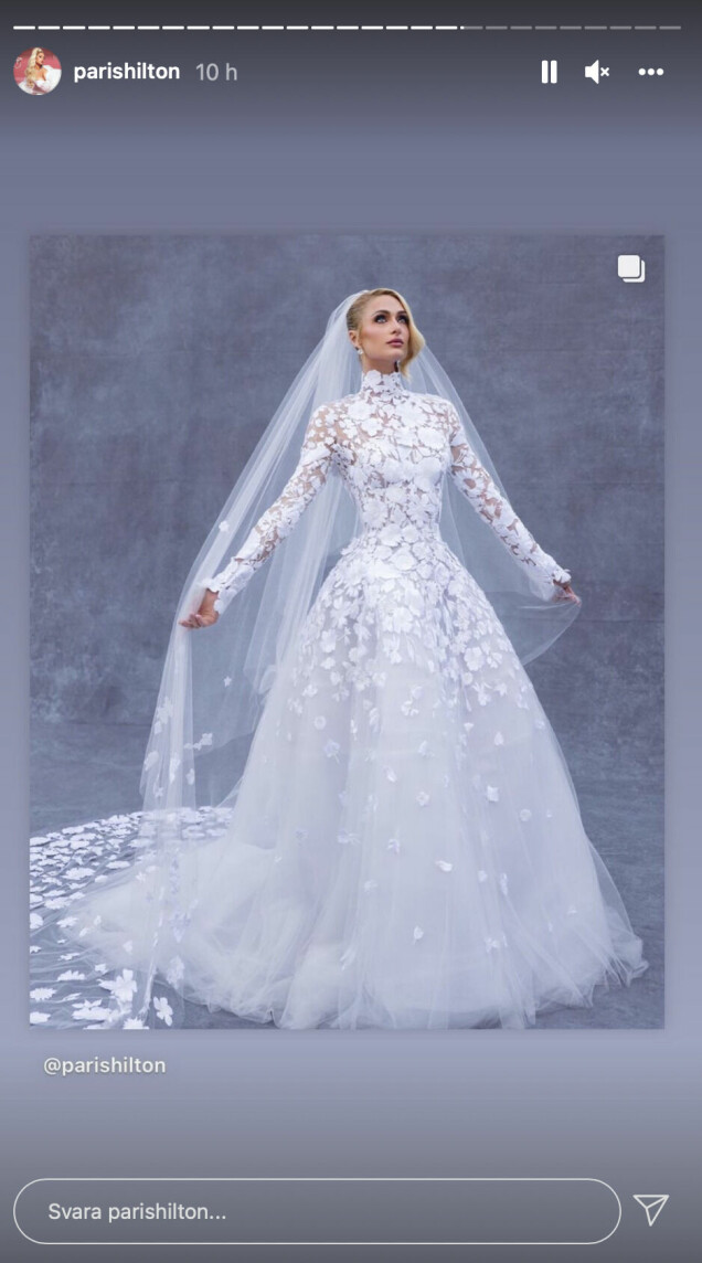 Paris Hilton i brudklänning nummer ett av Oscar de la Renta. Paris Hilton i brudklänning nummer ett av Oscar de la Renta.