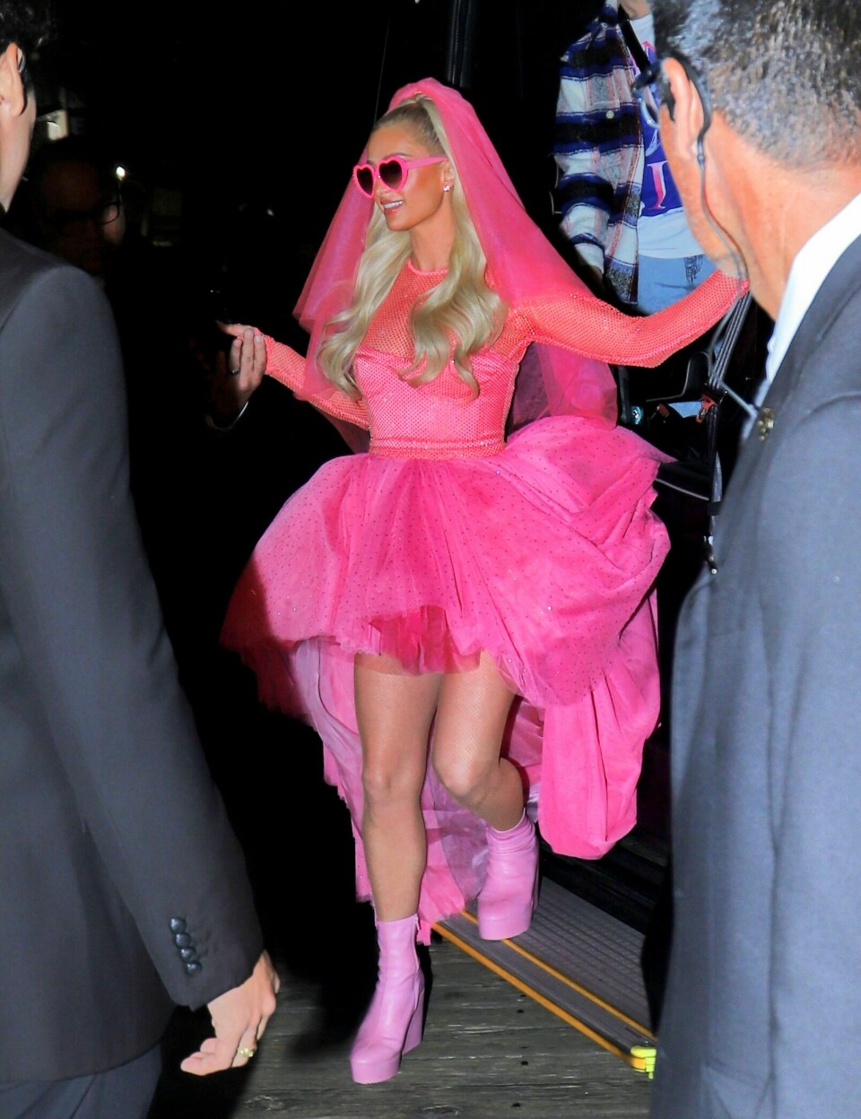 Paris Hilton bar rosa till nöjesfältet. Paris Hilton bar rosa till nöjesfältet.