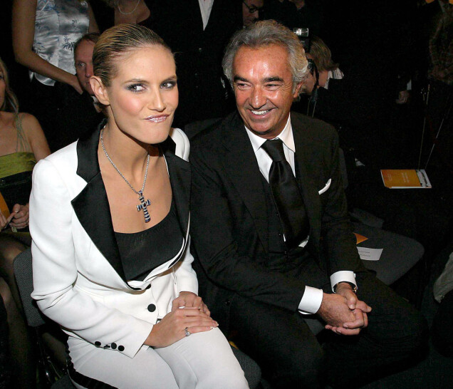 I maj 2004 fick Heidi Klum dottern Leni tillsammans med affärsmannen Flavio Briatore, dock separerade de redan under graviditeten. Enligt många berodde det plötsliga uppbrottet på att Flavio vänsterprasslat, ett rykte som gått obekräftat.Här på modeshow 2003. I maj 2004 fick Heidi Klum dottern Leni tillsammans med affärsmannen Flavio Briatore, dock separerade de redan under graviditeten. Enligt många berodde det plötsliga uppbrottet på att Flavio vänsterprasslat, ett rykte som gått obekräftat.Här på modeshow 2003.