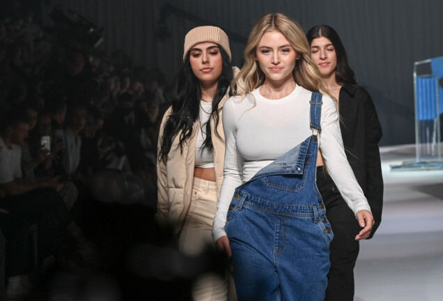 Leni Klum går numera i modellmamman Heidi Klums fotspår då hon gör karriär som fotomodell. Här på catwalken i Fashion Week Berlin i september i år. Leni Klum går numera i modellmamman Heidi Klums fotspår då hon gör karriär som fotomodell. Här på catwalken i Fashion Week Berlin i september i år.