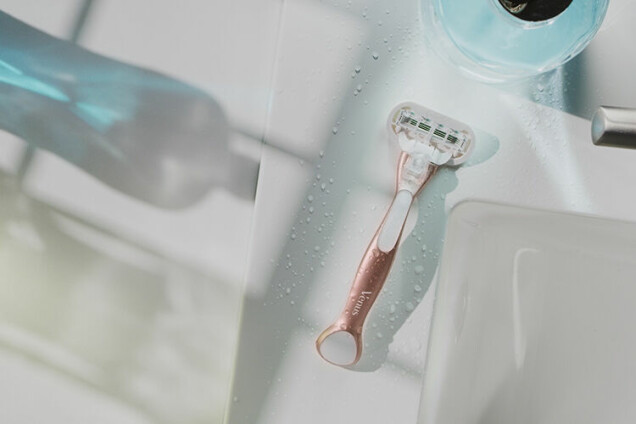 En rakhyvel från Venus har utbytbara blad och vårdande oljor som tar hand om din hud. En rakhyvel från Venus har utbytbara blad och vårdande oljor som tar hand om din hud.