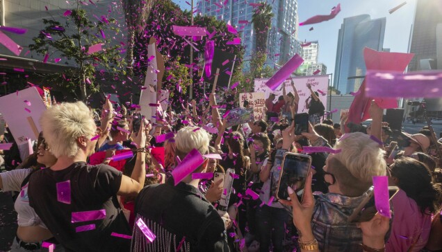 Den 12 november firades Britneys frihet av flera fans runt om i världen. Här i Los Angeles i samband med att förmyndarskapet hävdes. Den 12 november firades Britneys frihet av flera fans runt om i världen. Här i Los Angeles i samband med att förmyndarskapet hävdes.