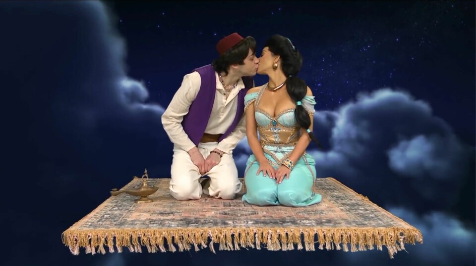 Pete Davidson och Kim Kardashian kysser varandra under en sketch i Saturday Night Live. Pete Davidson och Kim Kardashian kysser varandra under en sketch i Saturday Night Live.