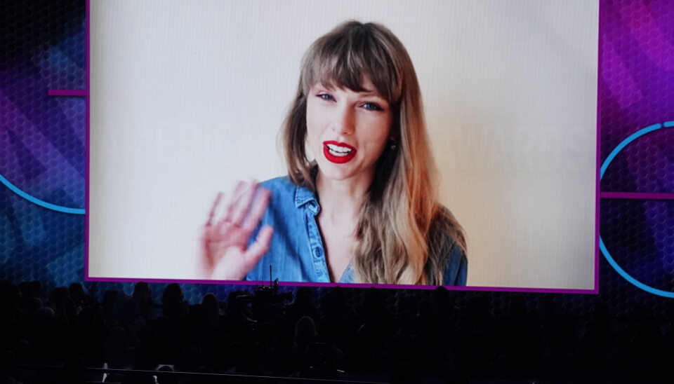 Taylor Swift var med på länk när hon tackade för priset Årets bästa popalbum ”evermore”. Taylor Swift var med på länk när hon tackade för priset Årets bästa popalbum ”evermore”.