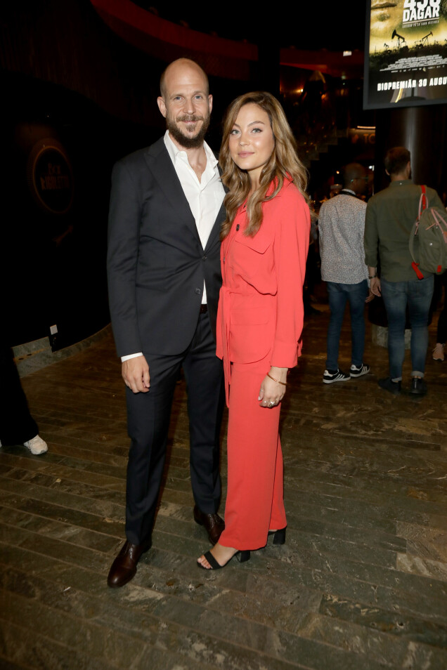 Gustaf Skarsgård med Caroline på vimmel under biopremiären av 438 dagar på Rigoletto i Stockholm, 2019. Gustaf Skarsgård med Caroline på vimmel under biopremiären av 438 dagar på Rigoletto i Stockholm, 2019.