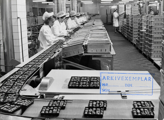 Pralinproduktion i fabriken i Sundbyberg 1964. Foto: Erland Sköllegård Pralinproduktion i fabriken i Sundbyberg 1964. Foto: Erland Sköllegård