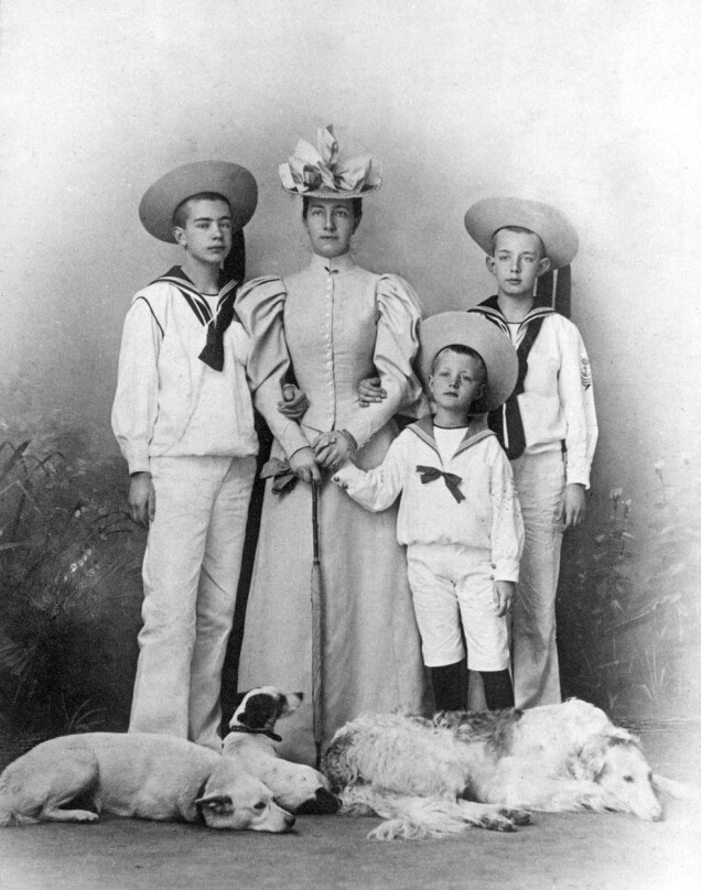 Kronprinsessan Victoria med sönerna och prinsarna Gustaf Adolf, Erik och Wilhelm. Kronprinsessan Victoria med sönerna och prinsarna Gustaf Adolf, Erik och Wilhelm.