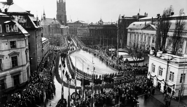 Gustaf V förs till sista vilan i Riddarholmskyrkan 1950. Gustaf V förs till sista vilan i Riddarholmskyrkan 1950.