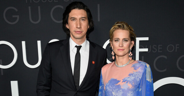 Adam Driver med frun Joanne på premiären av House of Gucci. Adam Driver med frun Joanne på premiären av House of Gucci.