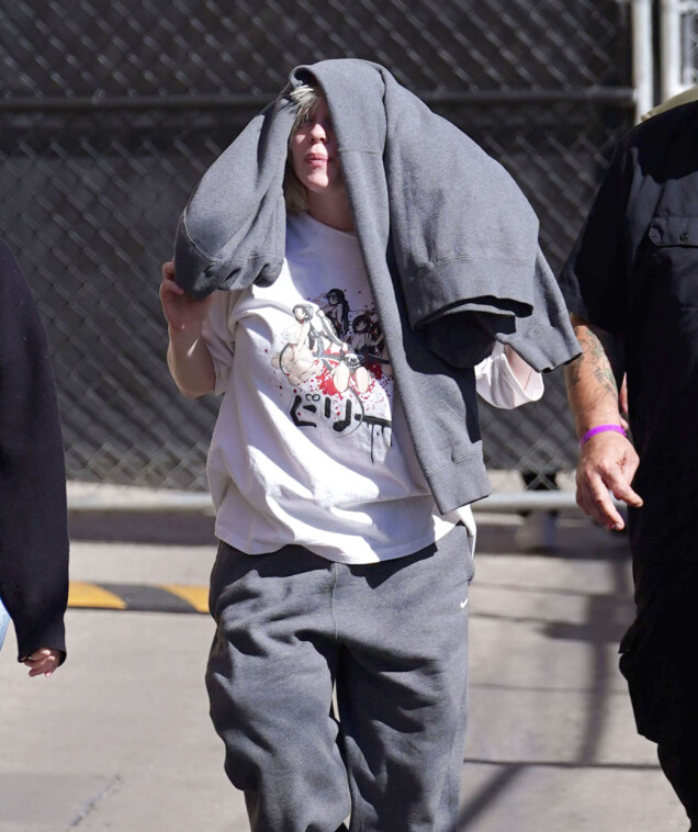 Länge försökte Billie Eilish gömma sig bakom sina kläder. Länge försökte Billie Eilish gömma sig bakom sina kläder.