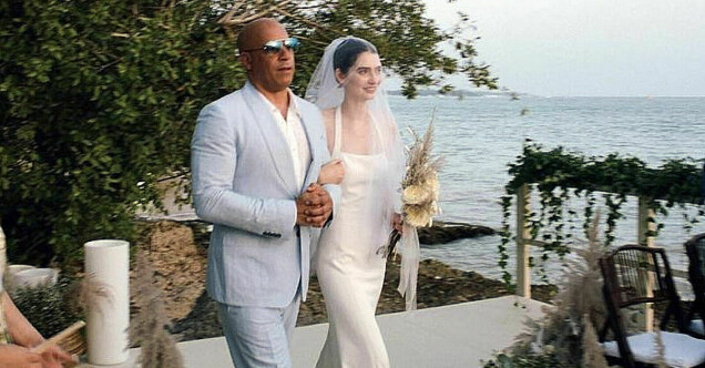 Vin Diesel går arm i arm med Meadow Walker fram till altarert. Bröllopet ägde rum på en strand i Dominikanska republiken. Vin Diesel går arm i arm med Meadow Walker fram till altarert. Bröllopet ägde rum på en strand i Dominikanska republiken.